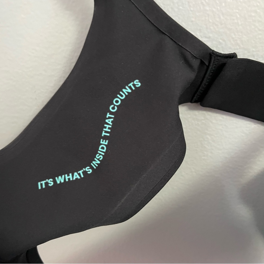 Black Daily Embrace Adjustable T-Shirt Bra Huug NWOT Medium - Picture 3 of 7